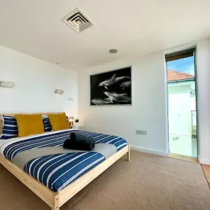 Seaside Panorama Retreat: Beachfront Comfort For Four Apartment